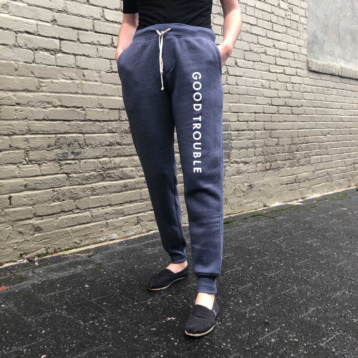 Gamer girl causes outrage after her tight joggers reveal way too